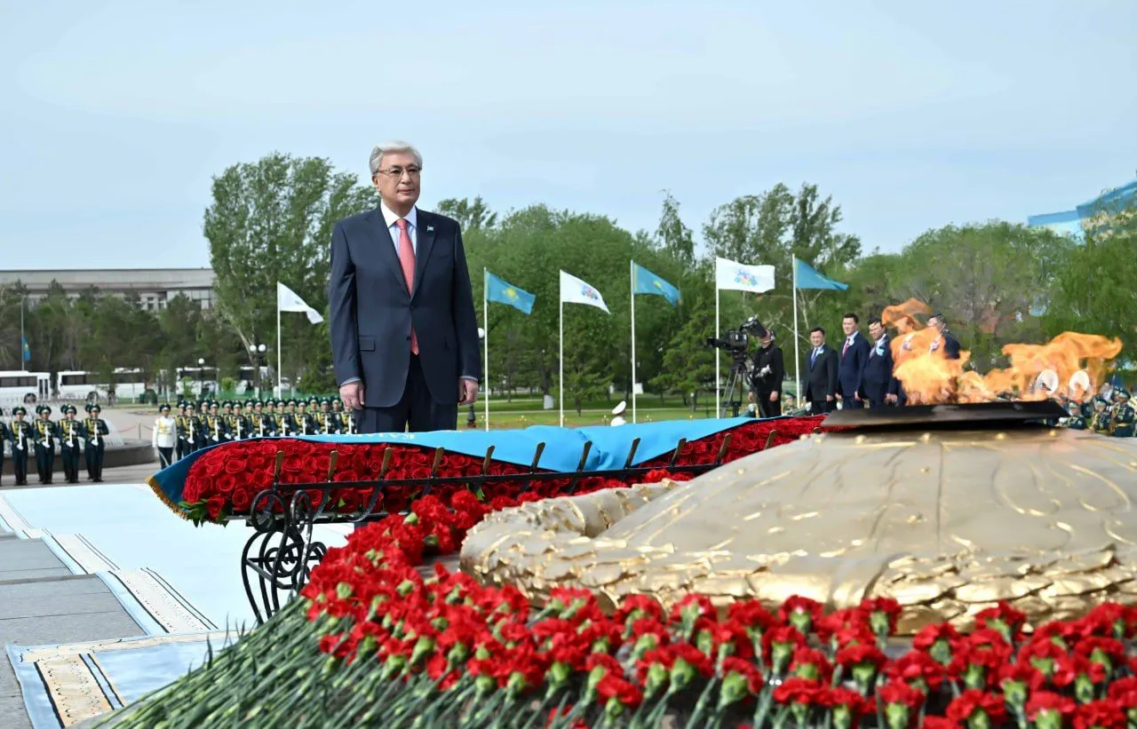 Президент возложил цветы к монументу Отан Ана