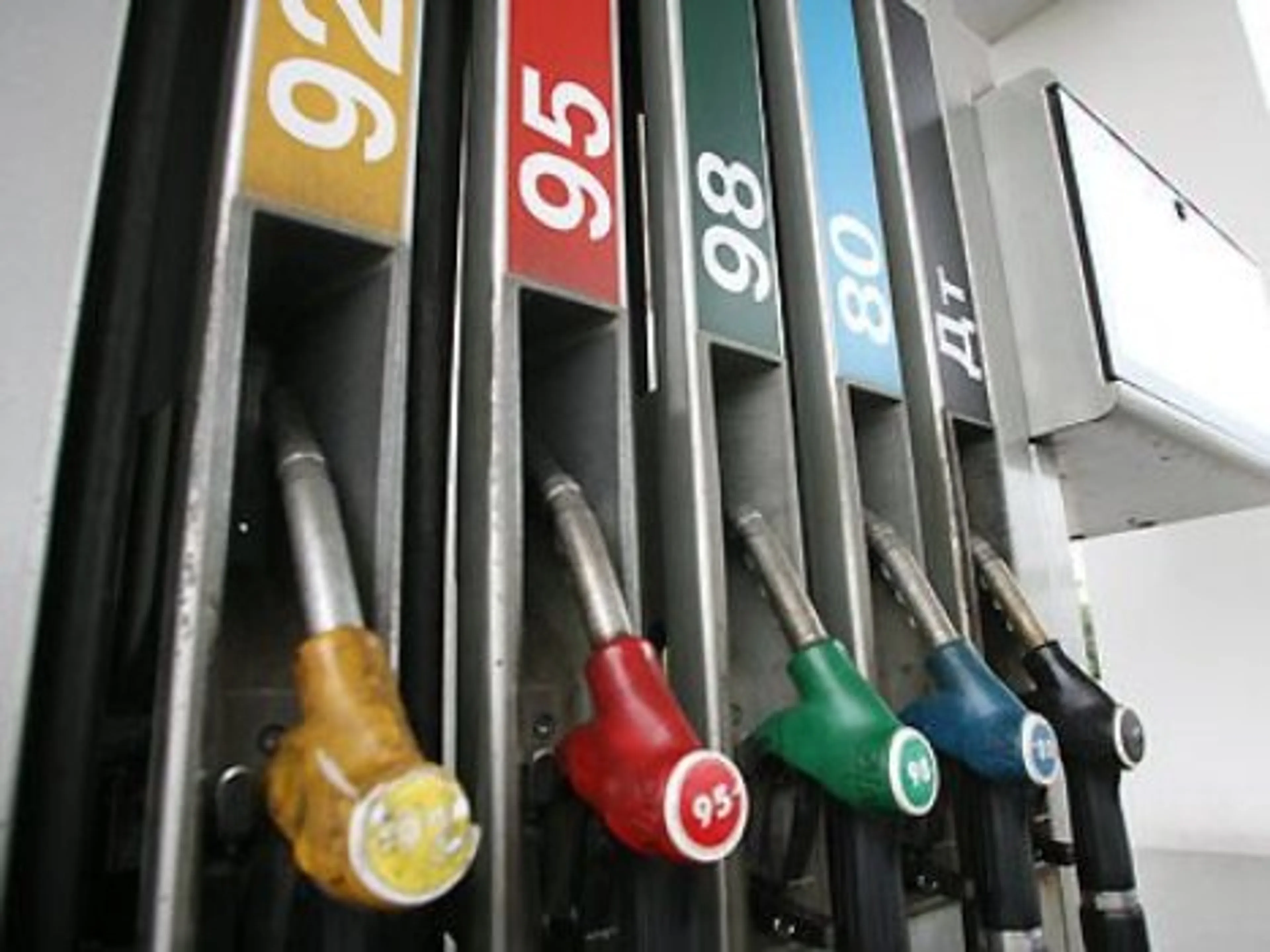 Капитал - Россия сбрасывает Казахстану дешевый бензин