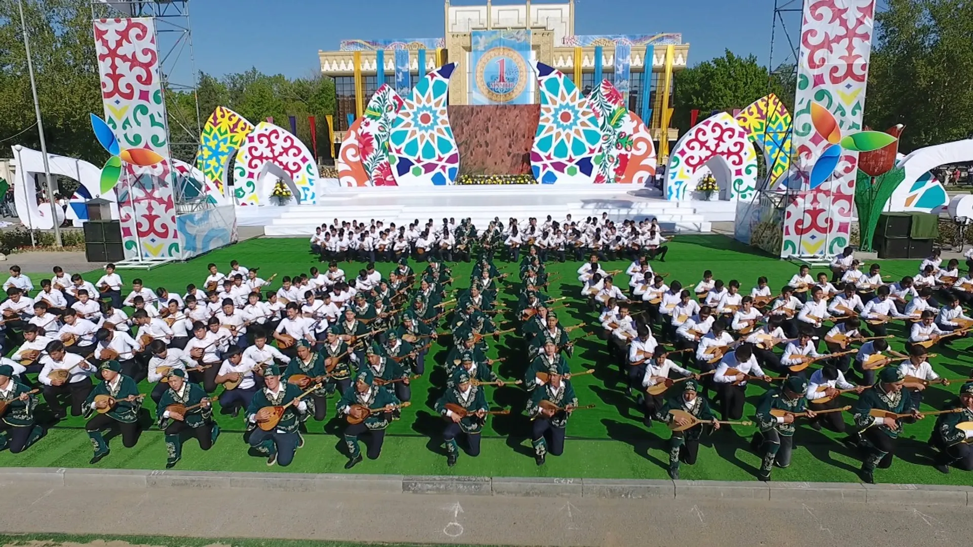 Капитал - Тысяча домбристов исполнила кюй