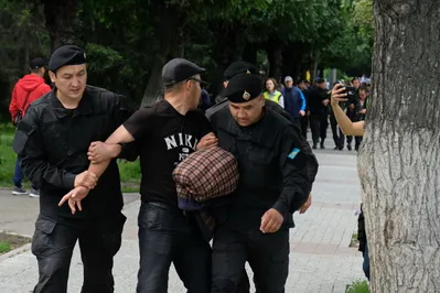 За участие в митингах наказано 957 человек