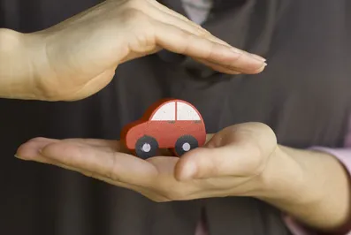 Продажи полисов по автострахованию сократились в 2,5 раза