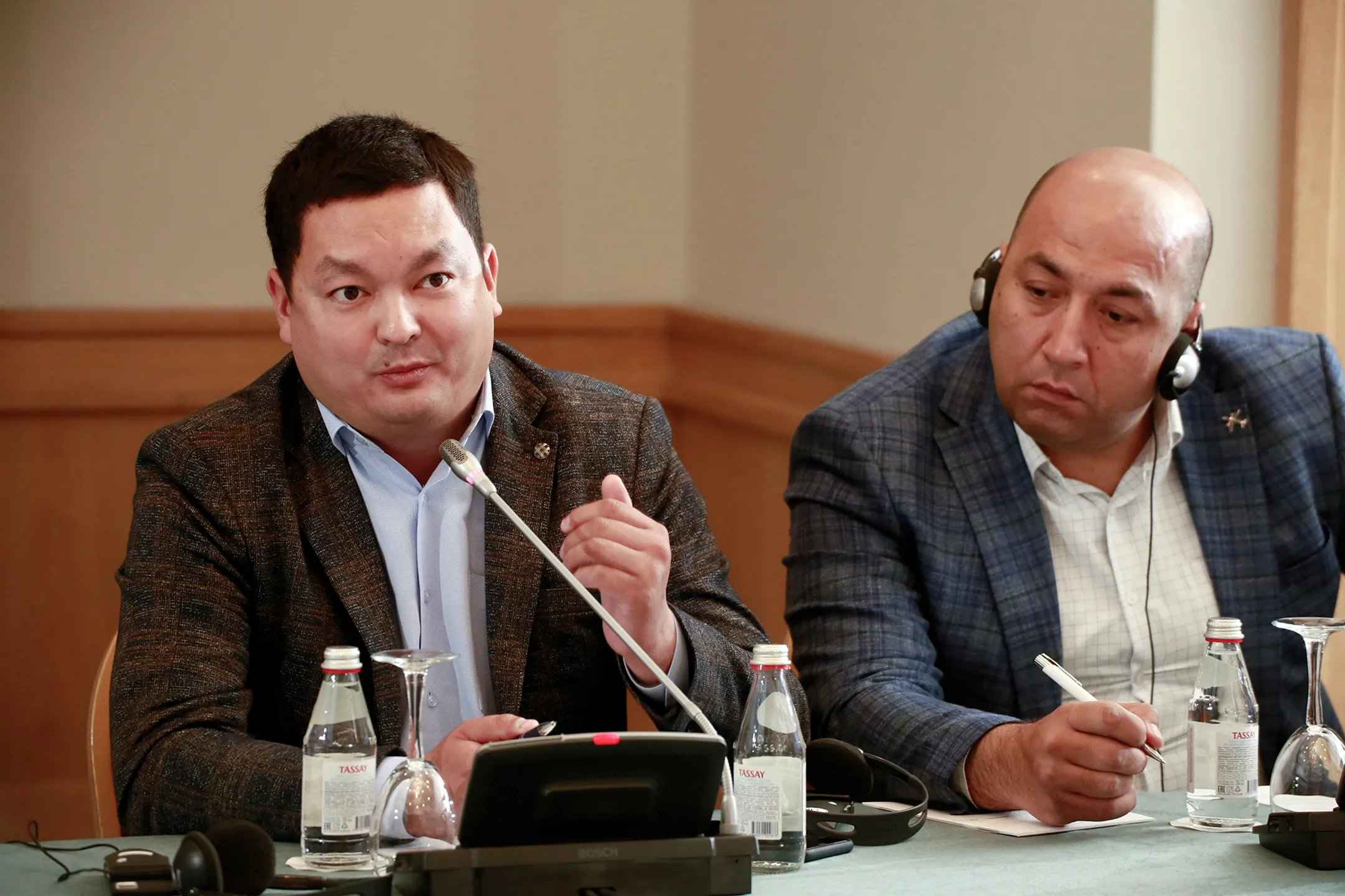 Ильяс Нугуманов, заместитель управляющего директора ТОО Turkistan International Airport (слева)