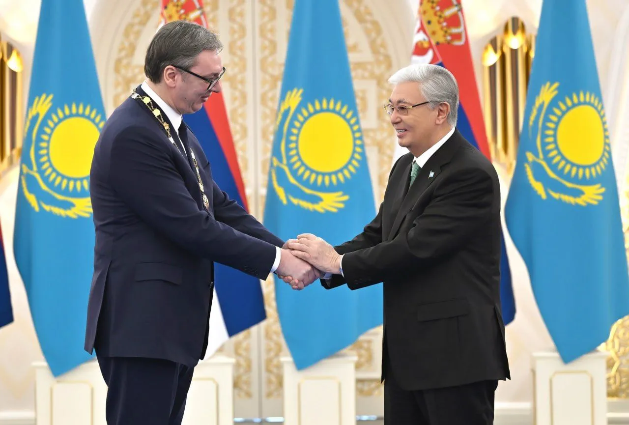 Касым-Жомарт Токаев наградил президента Сербии орденом Алтын Қыран