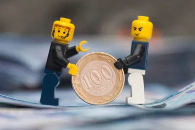 Как это было: хруст купюр, цветные ханы и рубли мешками