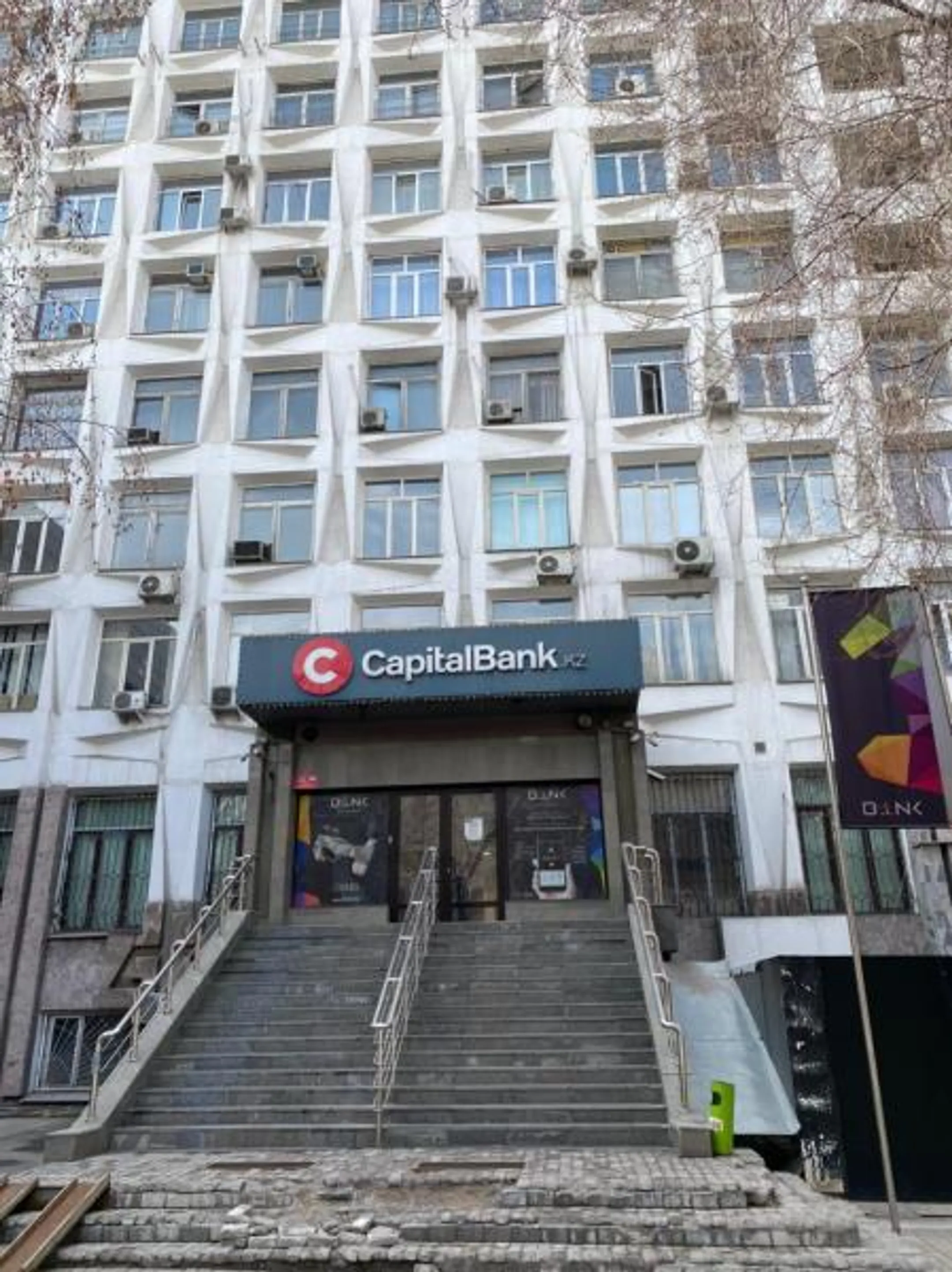 На фото: здание, в котором на первом этаже размещался банк 