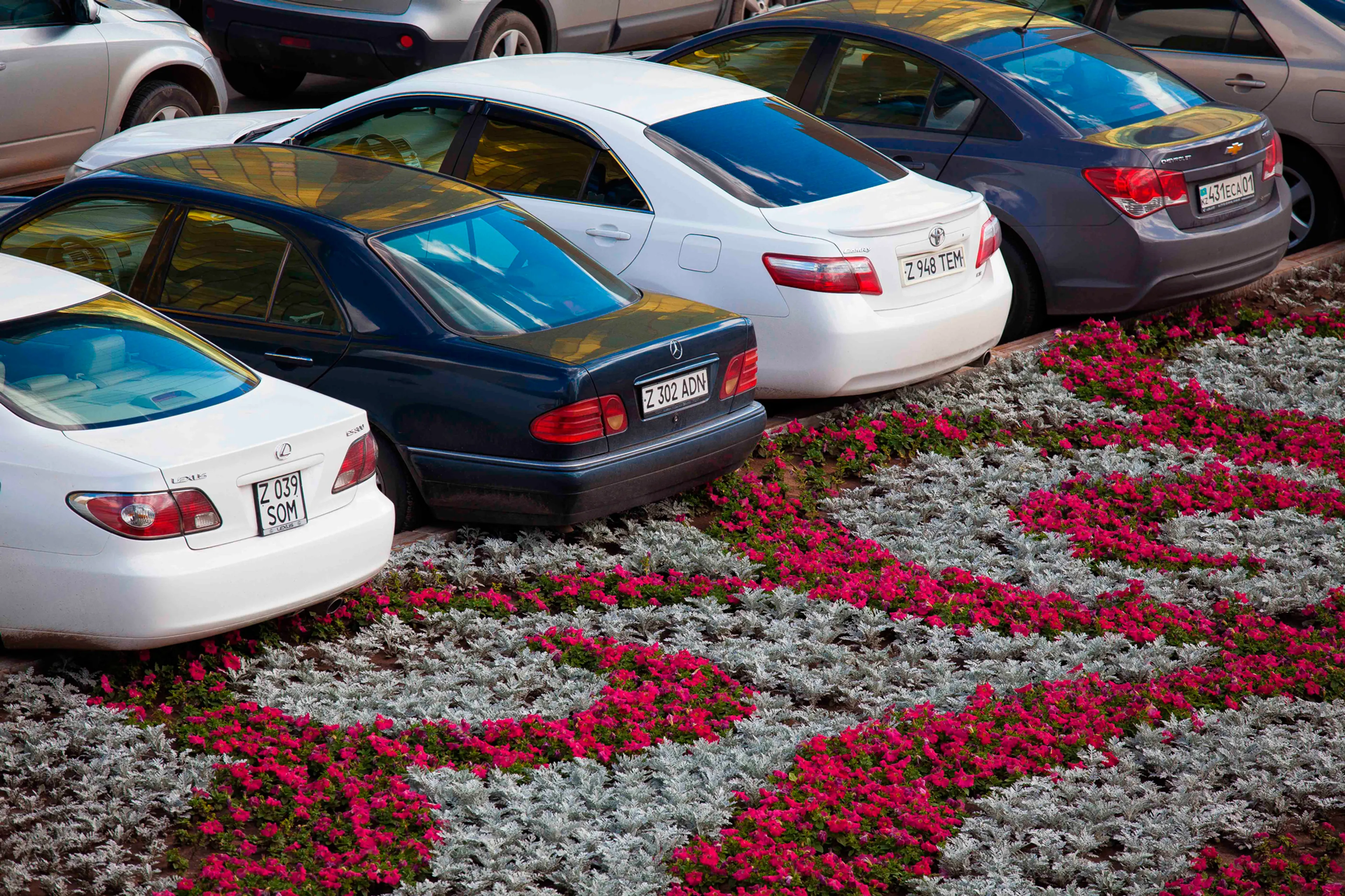 Капитал - Госорганам запретили закупать иностранные автомобили