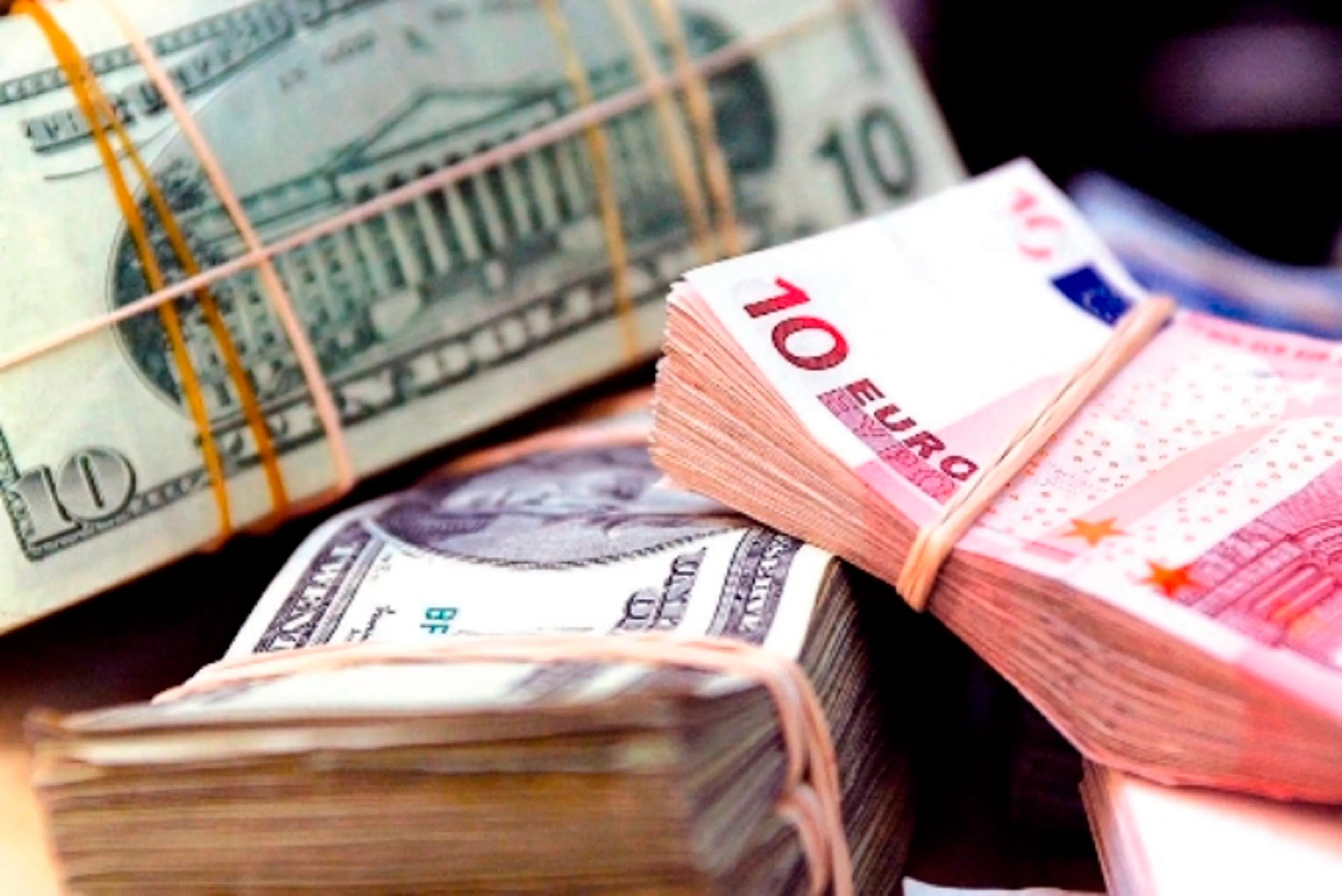 Капитал - Обменники Алматы продают доллар по 184,3 тенге