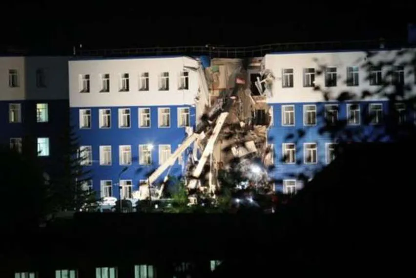 Капитал - Из-за обрушения казармы под Омском погибли 12 человек