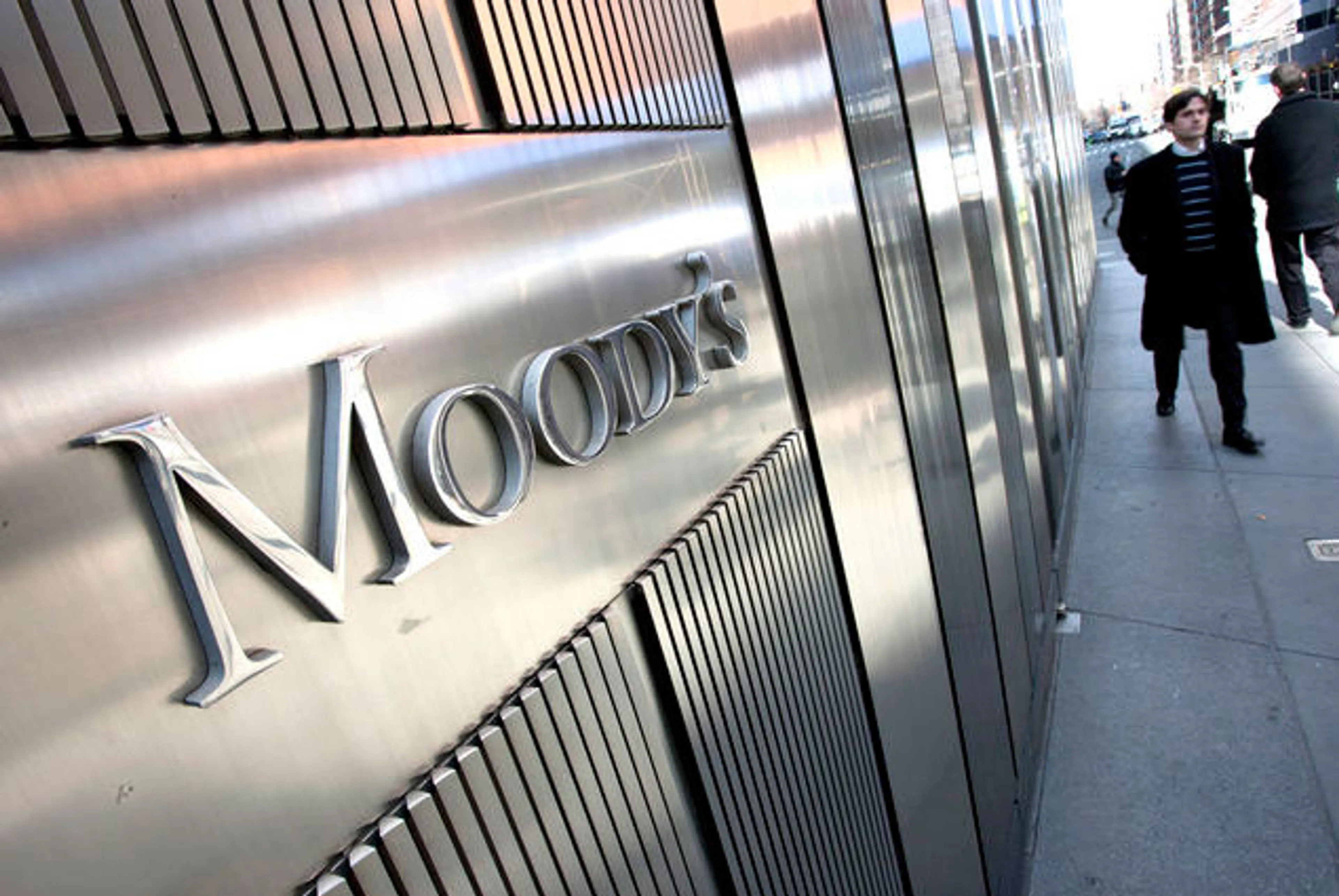 Капитал - Moody's снизило рейтинги банков США