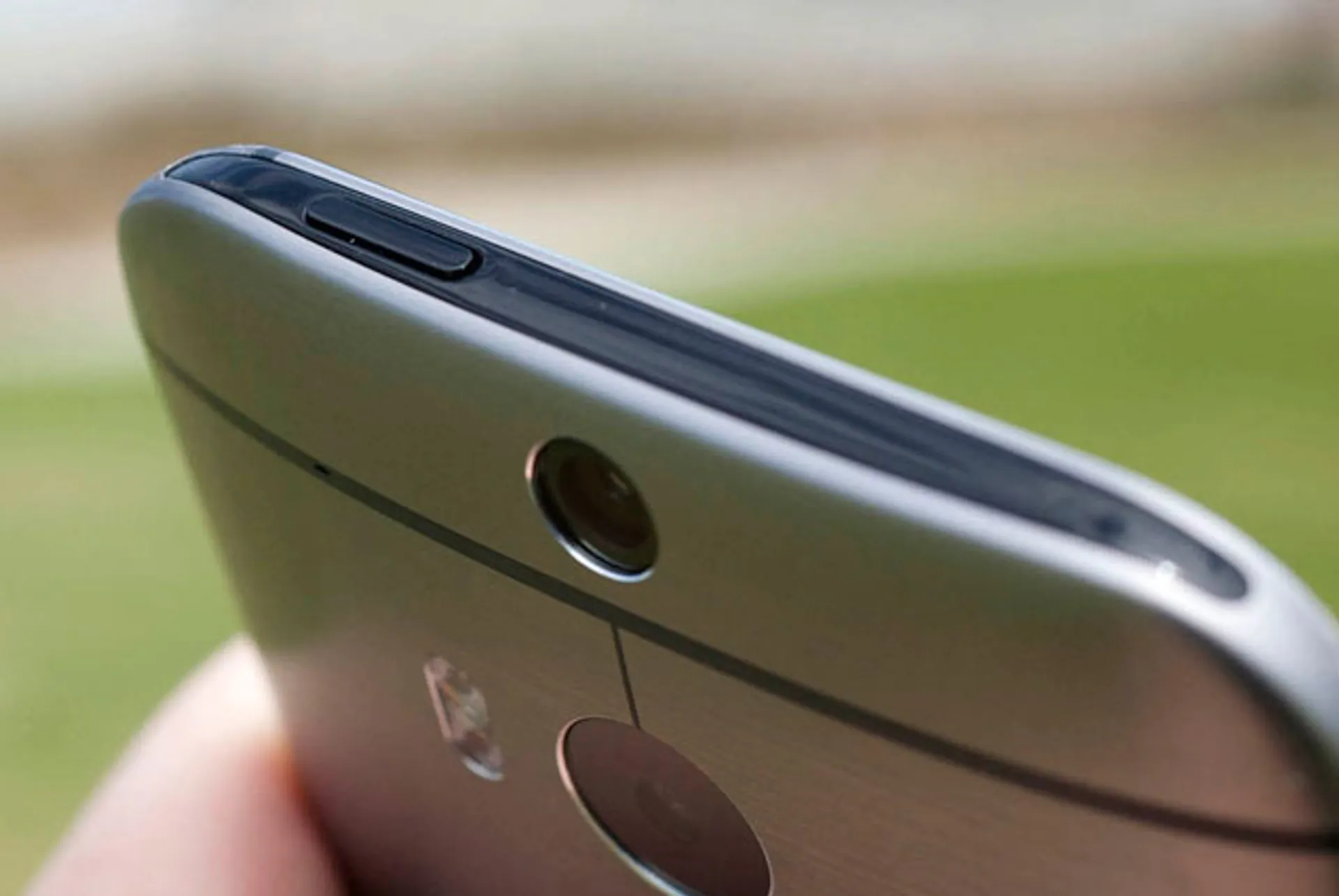 Капитал - HTC готовит азиатскую версию смартфона M8