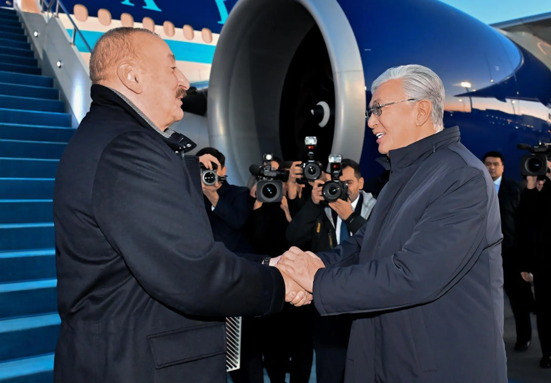 Капитал - Касым-Жомарт Токаев проводил Ильхама Алиева в столичном аэропорту