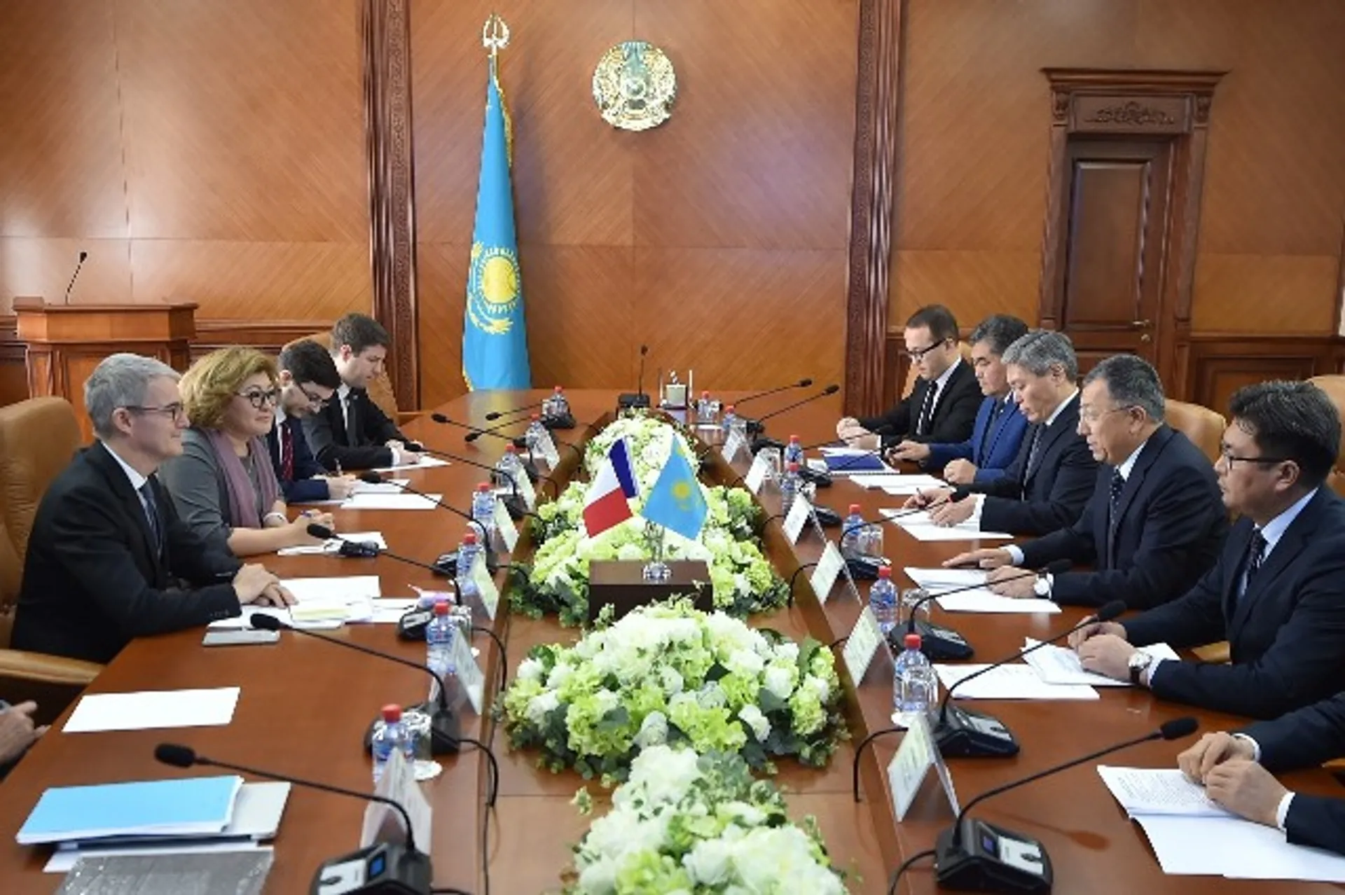 Капитал - Аким ЮКО встретился с послом Франции