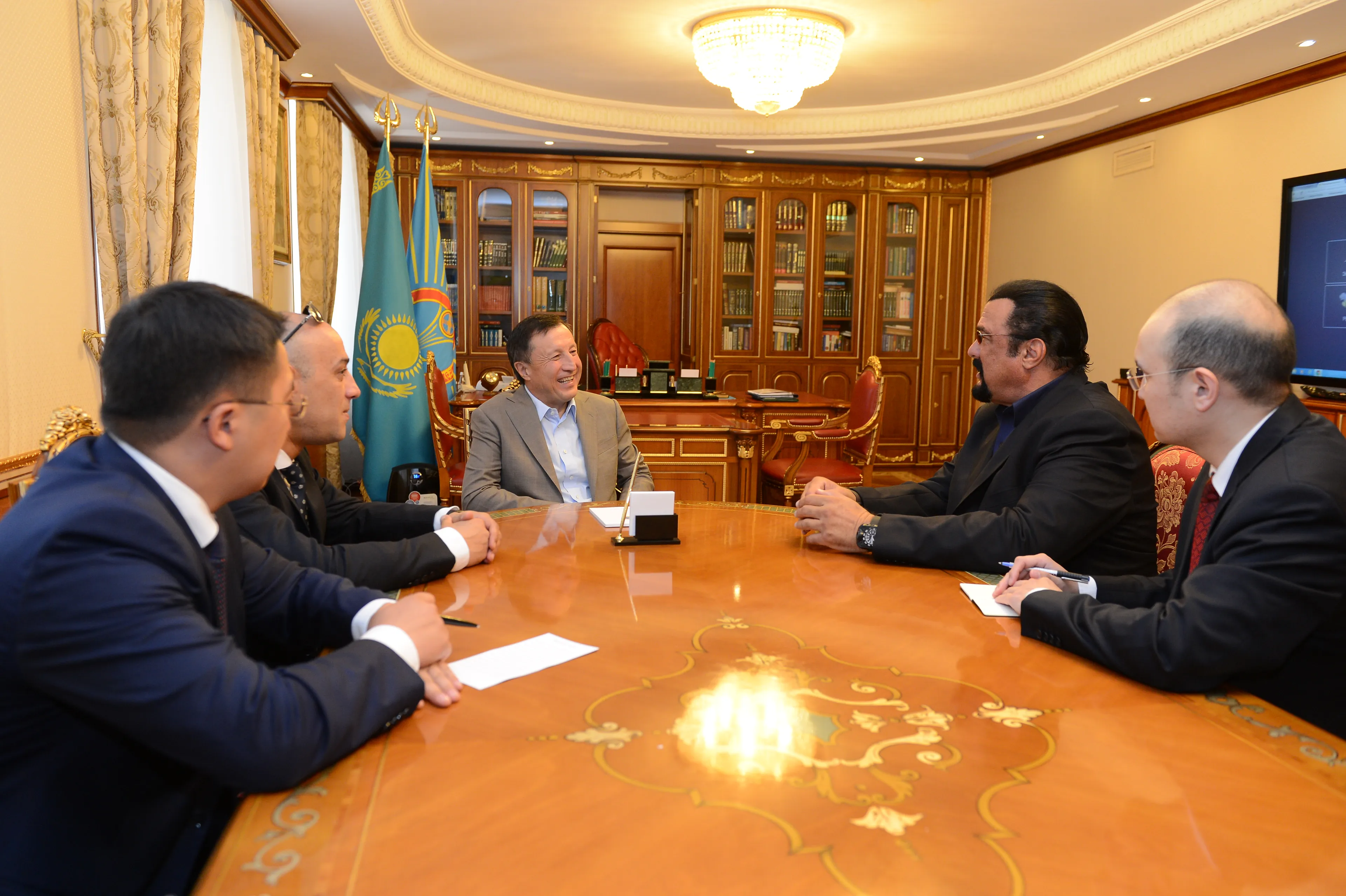 Капитал - Адильбек Джаксыбеков встретился со Стивеном Сигалом