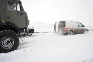 Капитал - Военнослужащие вызволяют из снежного плена жителей ВКО