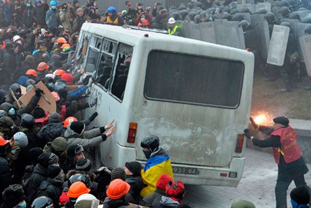 Более 100 человек ранены в ходе беспорядков в Киеве- Kapital.kz