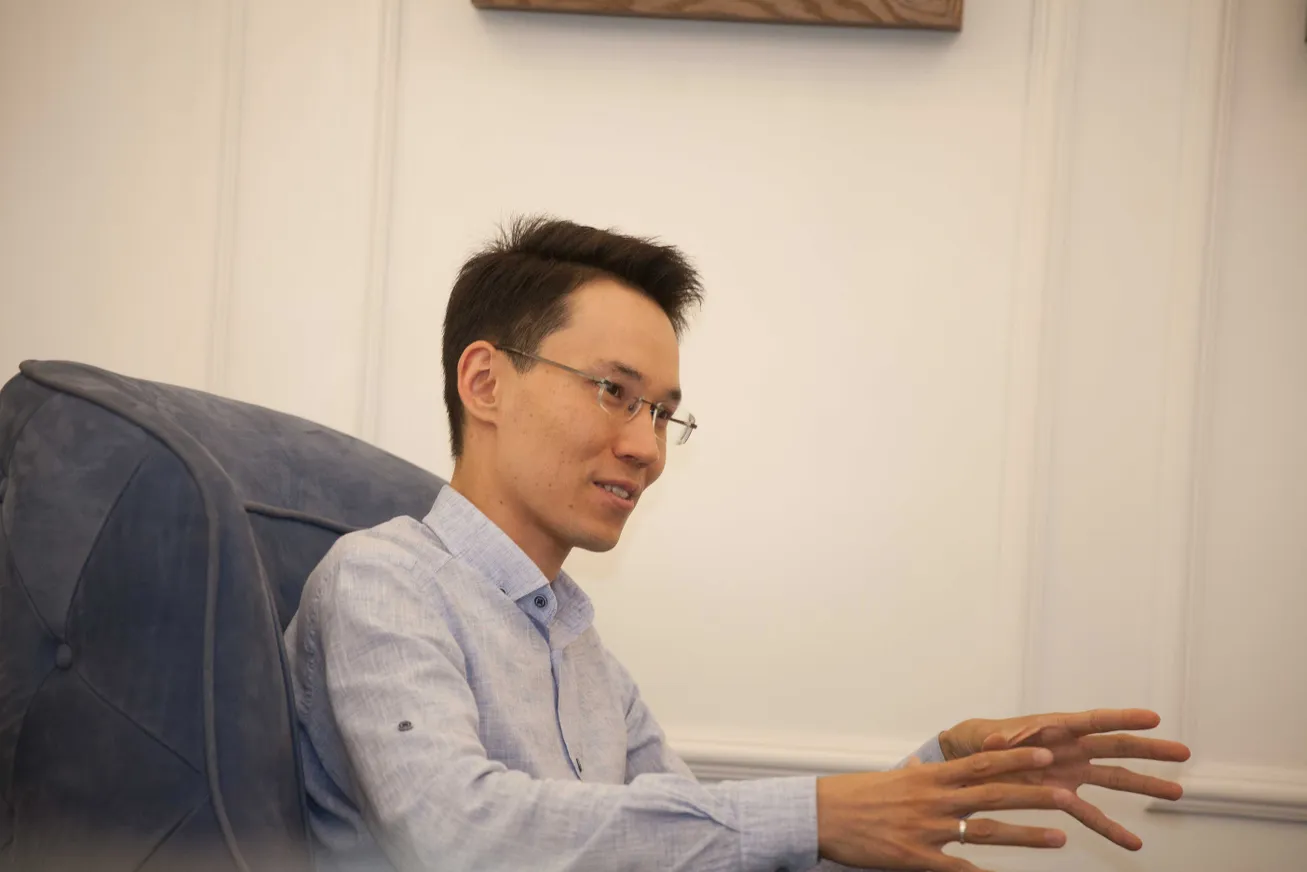 Два алматинца поднимаются к прибыли по светящимся лестницам - фото kapital.kz