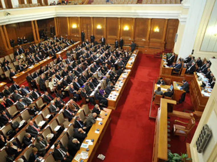 Капитал - В Болгарии из-за банковского кризиса распущен парламент