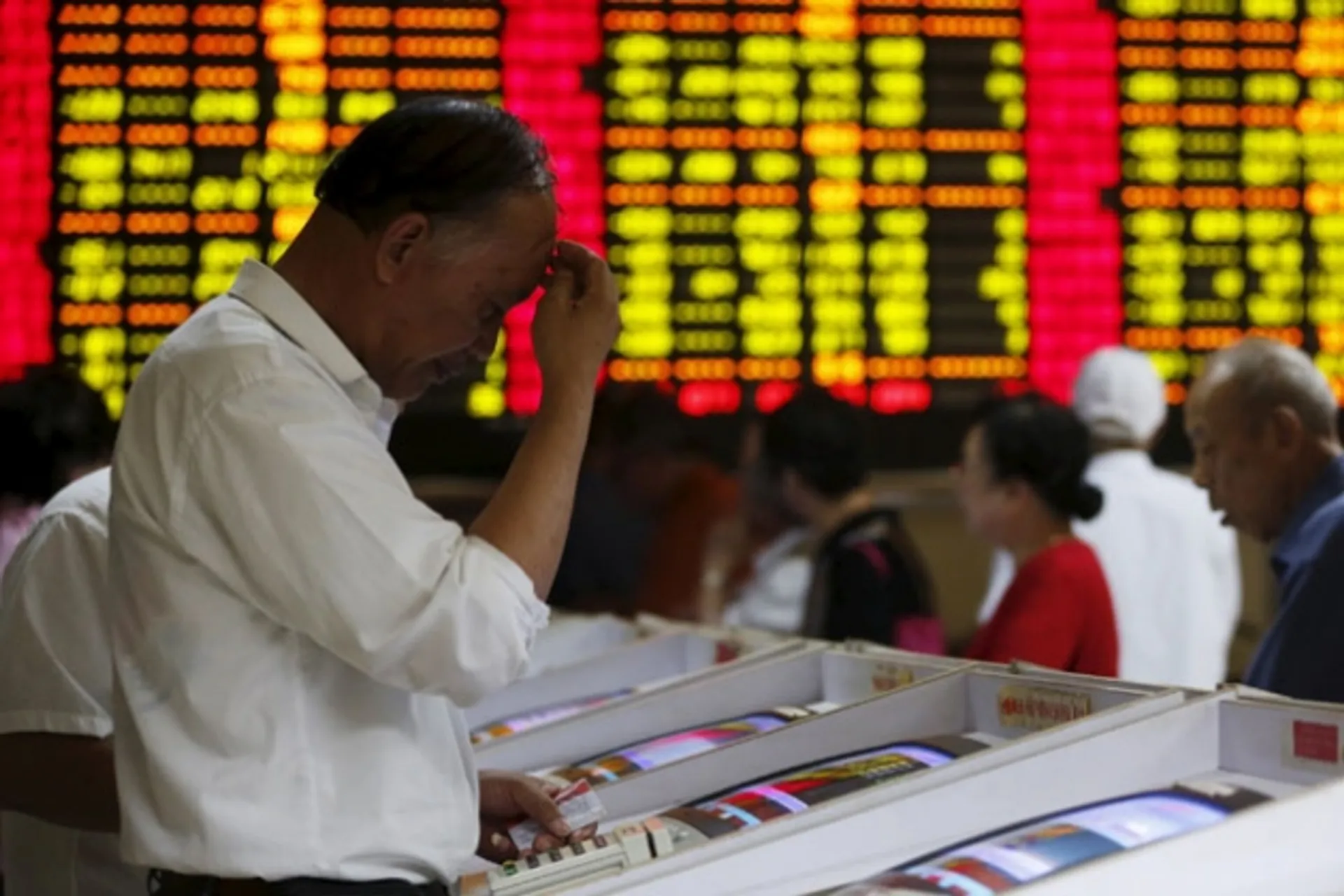 Капитал - В Китае остановили торги акциями после обвала на бирже