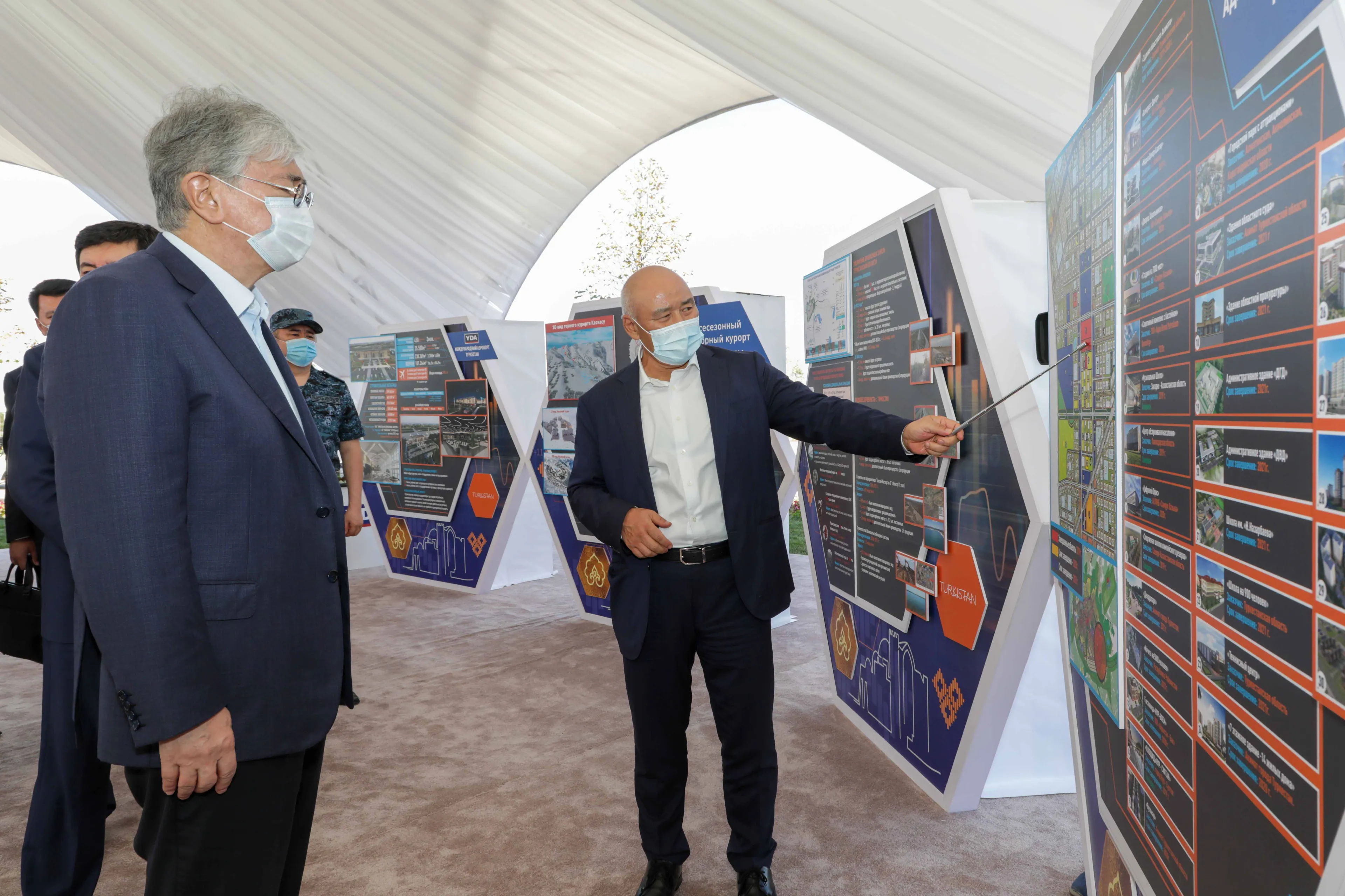 Капитал - Президент посетил новый парк и аэропорт в Туркестанской области