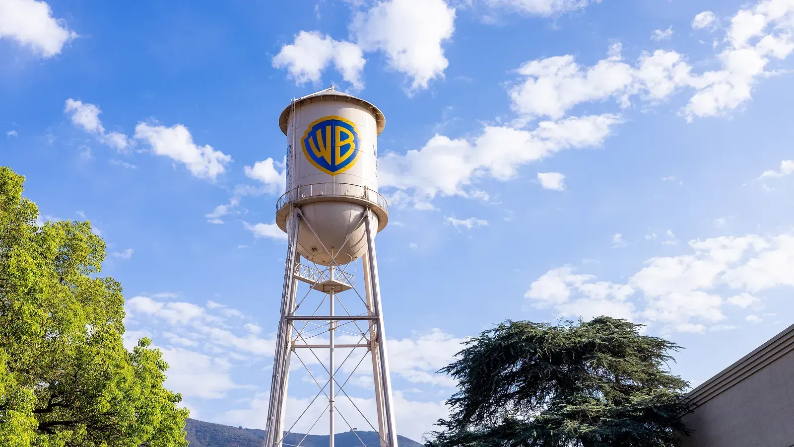 Paramount улучшила предложение о покупке Warner Bros