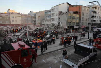 Возросло число жертв обрушения дома в Стамбуле