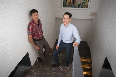 Два алматинца поднимаются к прибыли по светящимся лестницам