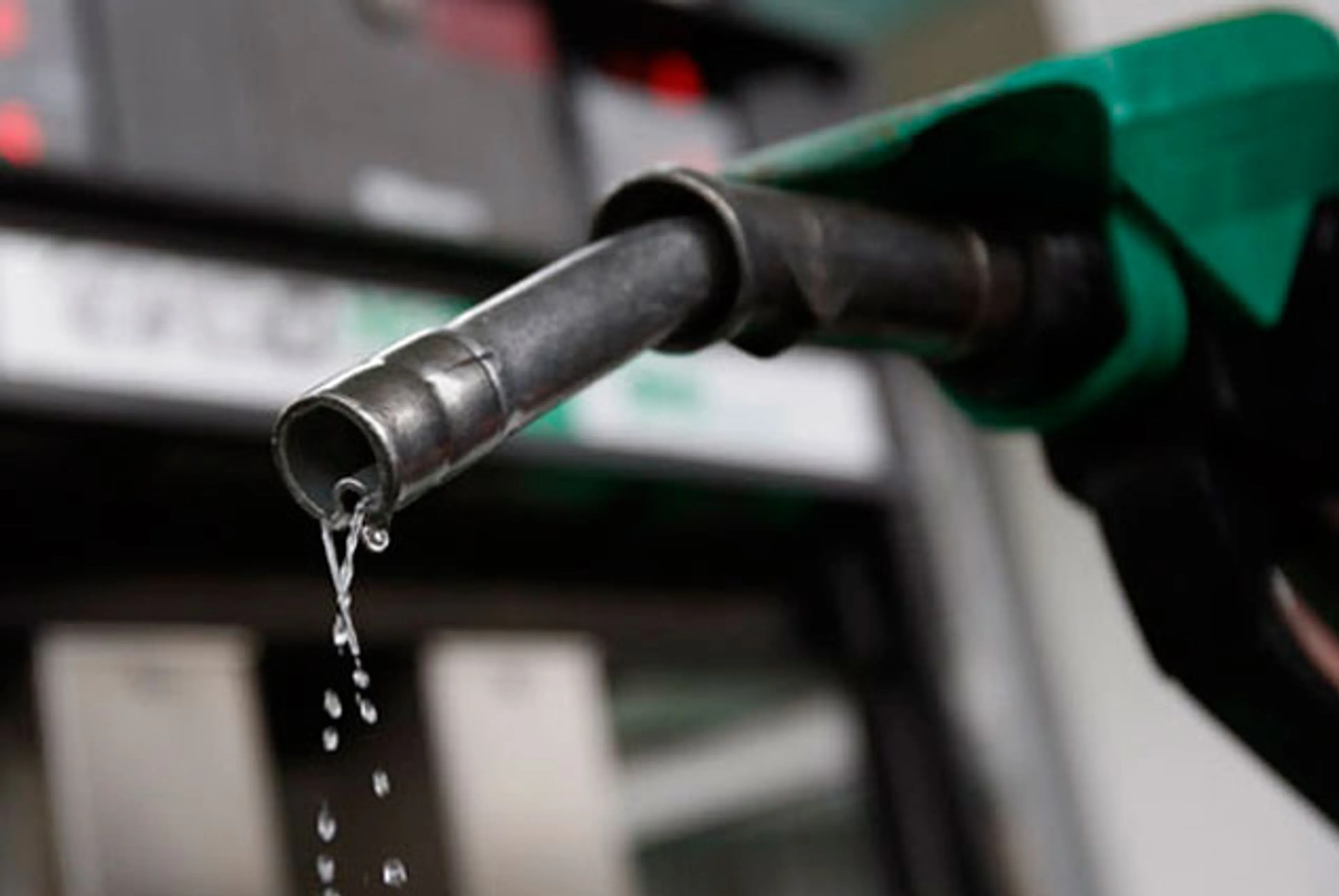 Капитал - Стоимость бензина в Беларуси привязали к доллару