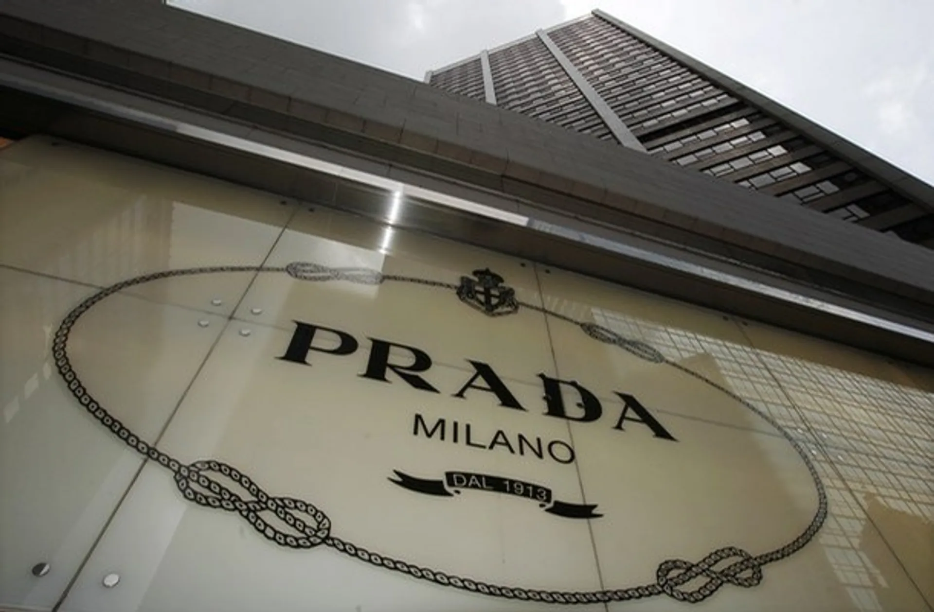 Капитал - Prada потеряла 10% выручки из-за сокращения продаж