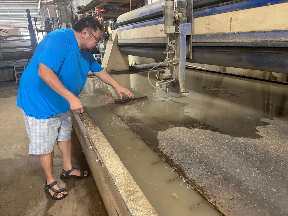 На фото: Алмат Салгарин в цехе