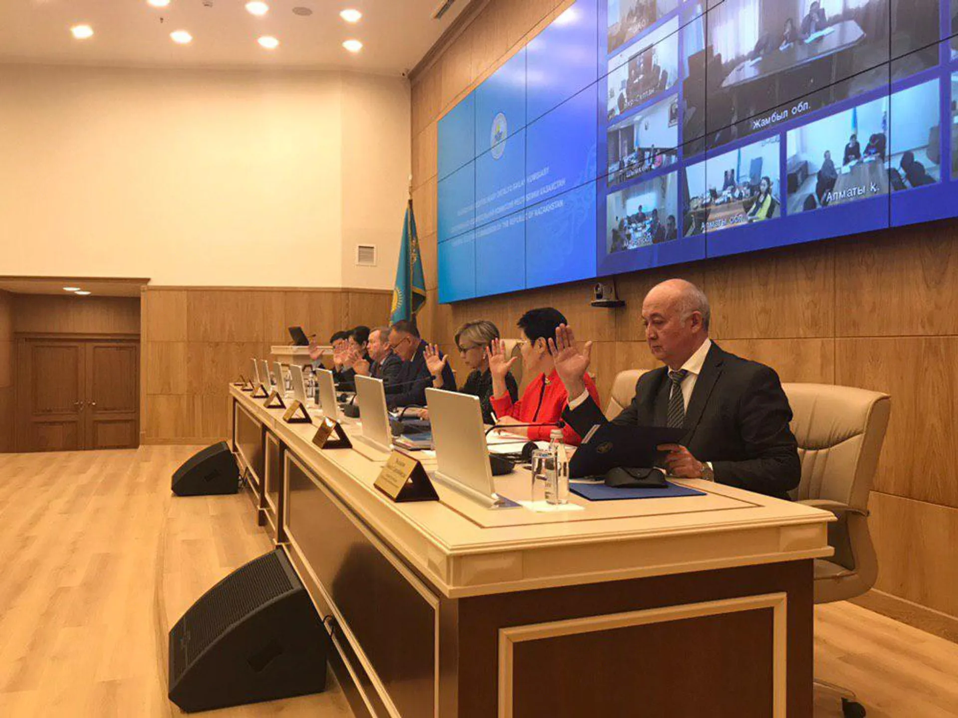 Капитал - ЦИК выдал подписные листы двум кандидатам в президенты РК