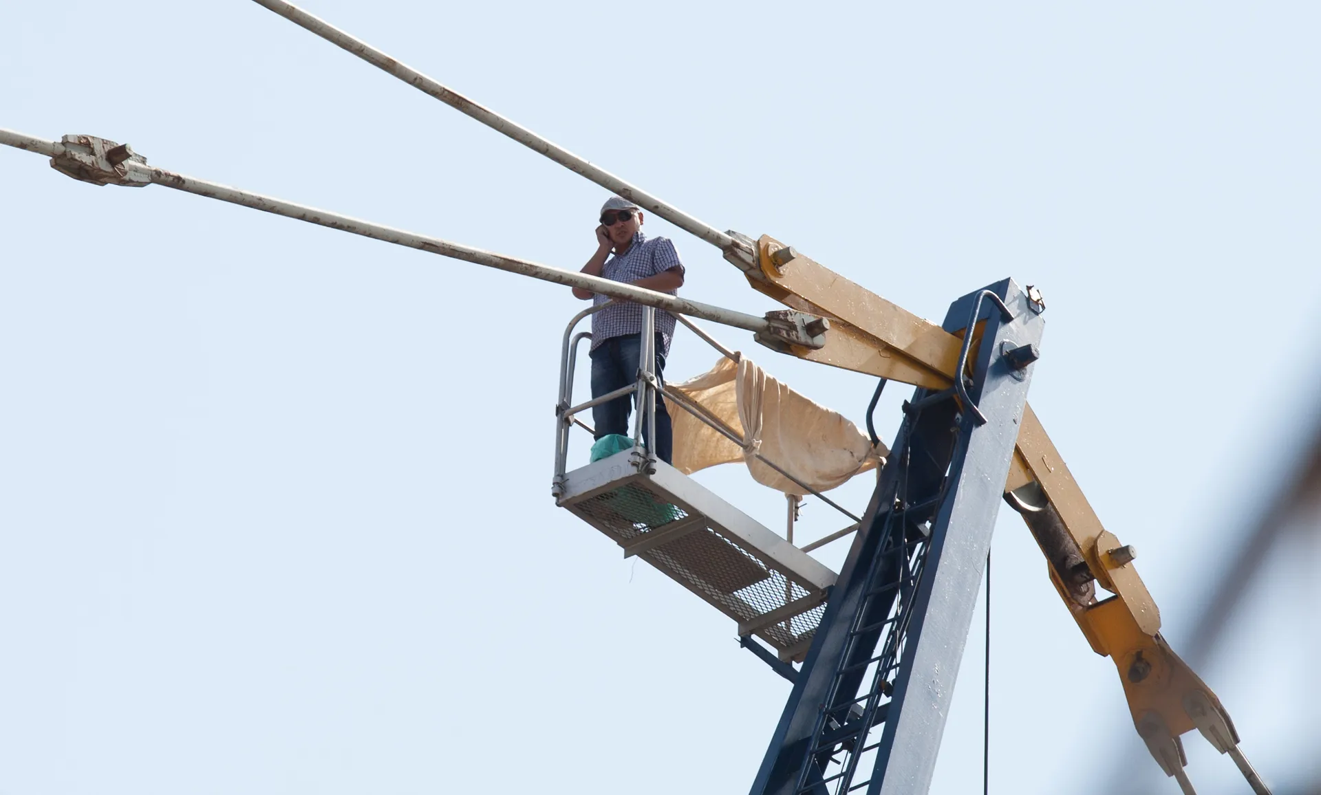 Капитал - В знак протеста строитель взобрался на кран