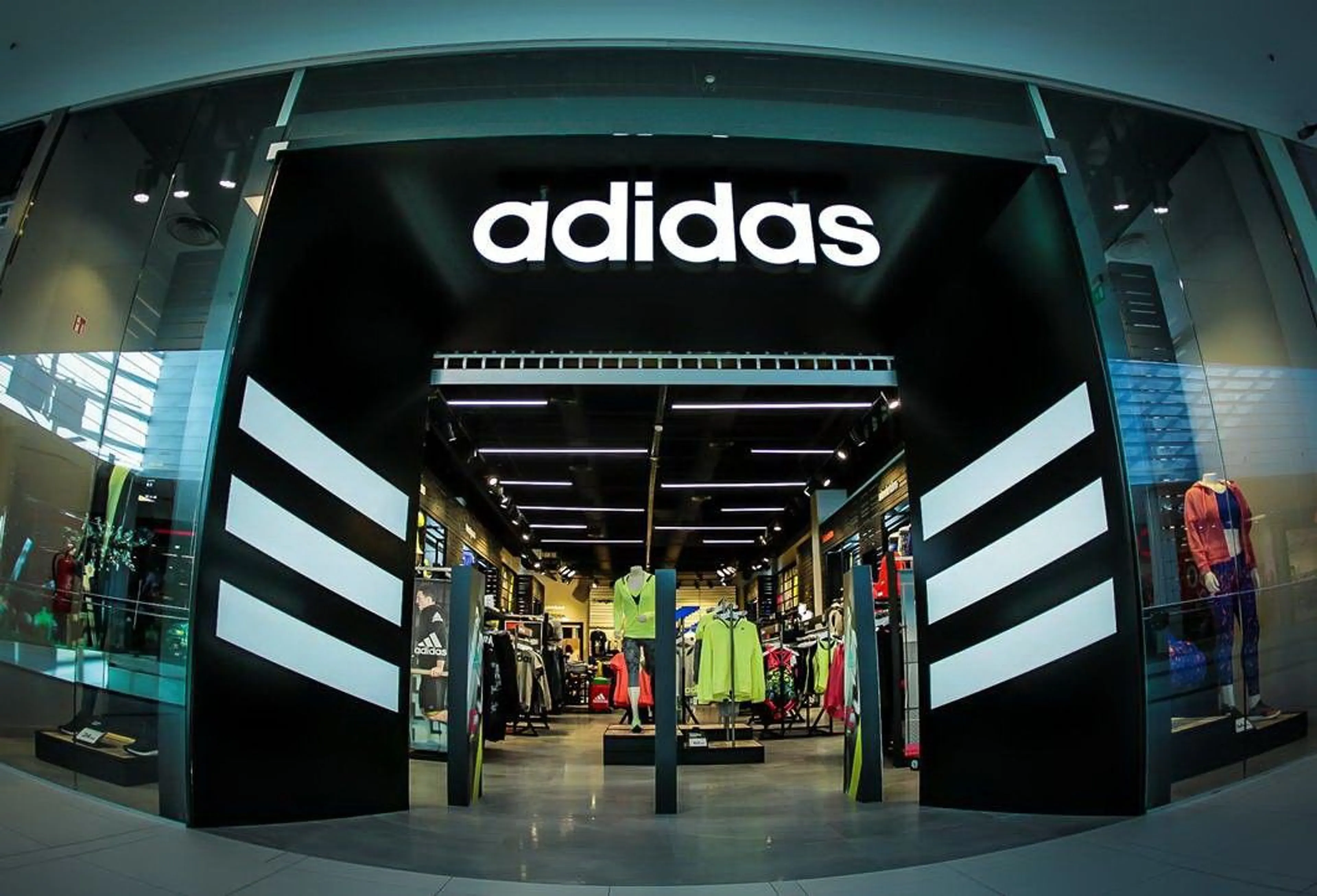 Капитал - Adidas ожидает сокращение продаж на $1,2 млрд
