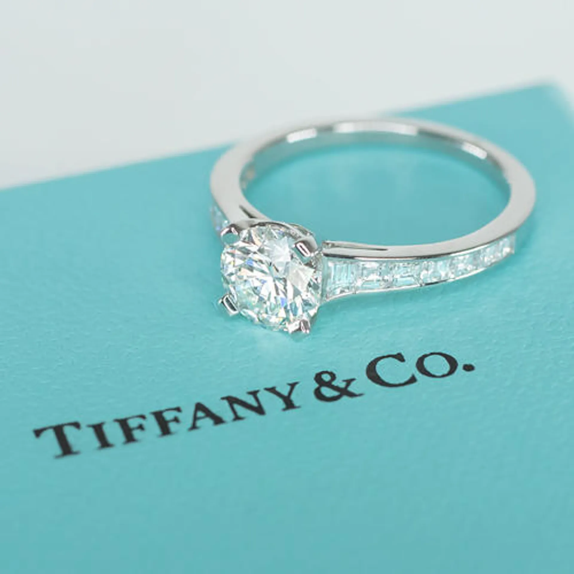 Капитал - Владелец Louis Vuitton намерен купить Tiffany