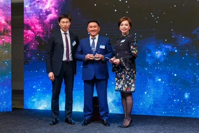 Фото: национальный победитель конкурса 2018 года Марат Жуман, представитель жюри Ельдар Абдразаков, Динара Танашева, руководитель практики налоговых и юридических услуг EY в Центральной Азии, на церемонии награждения в Алматы (2019)