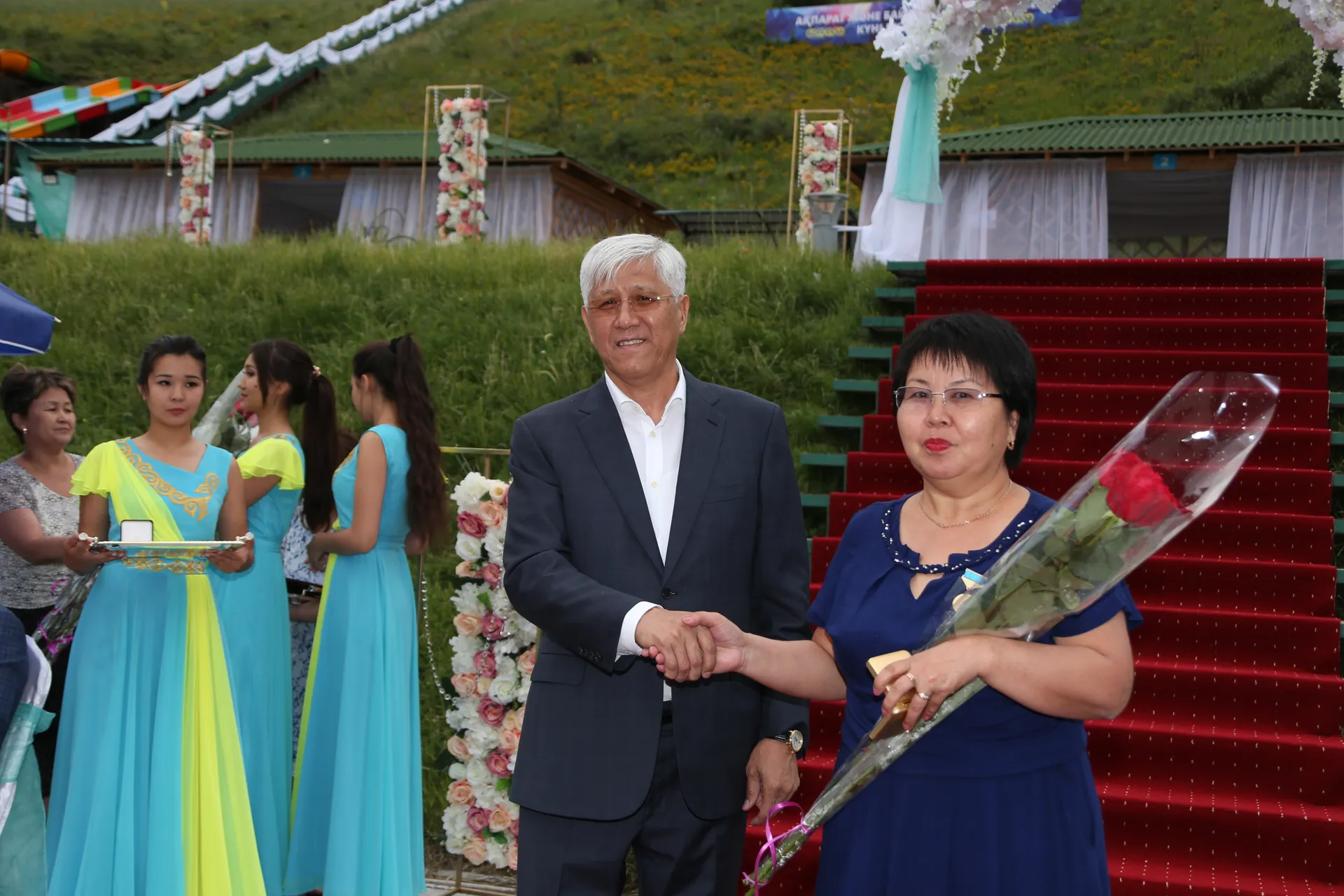 Капитал - Амандык Баталов поздравил журналистов с праздником