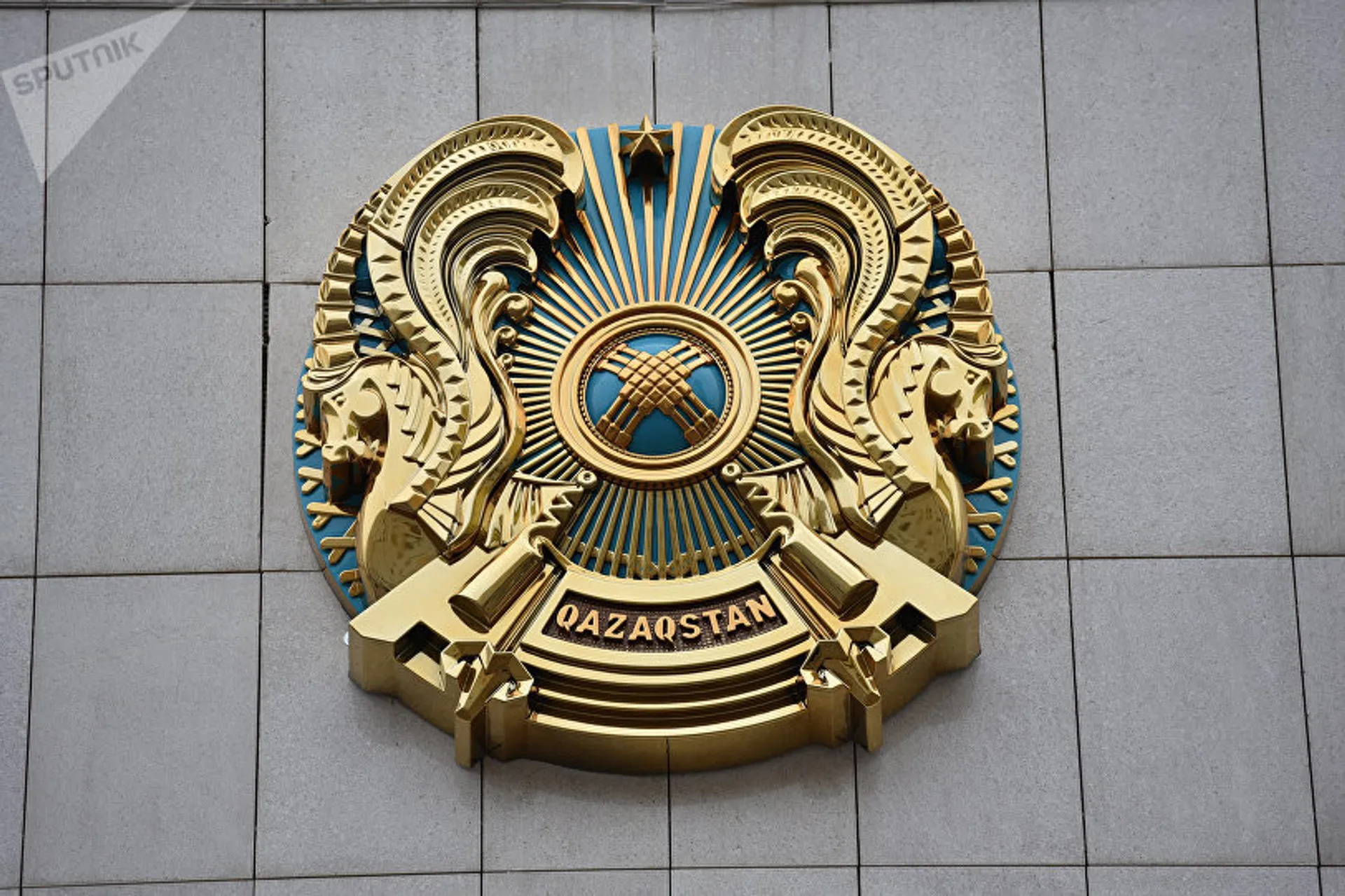 Капитал - Герб с надписью Qazaqstan установили на здании Акорды