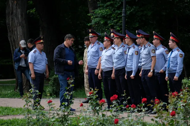 Президент поручил освободить невиновных и случайных прохожих