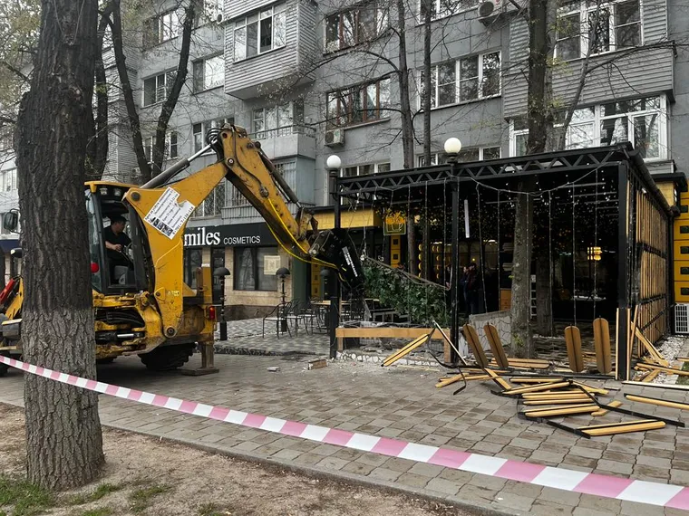 Капитал - Незаконную летнюю террасу сносят в Алматы