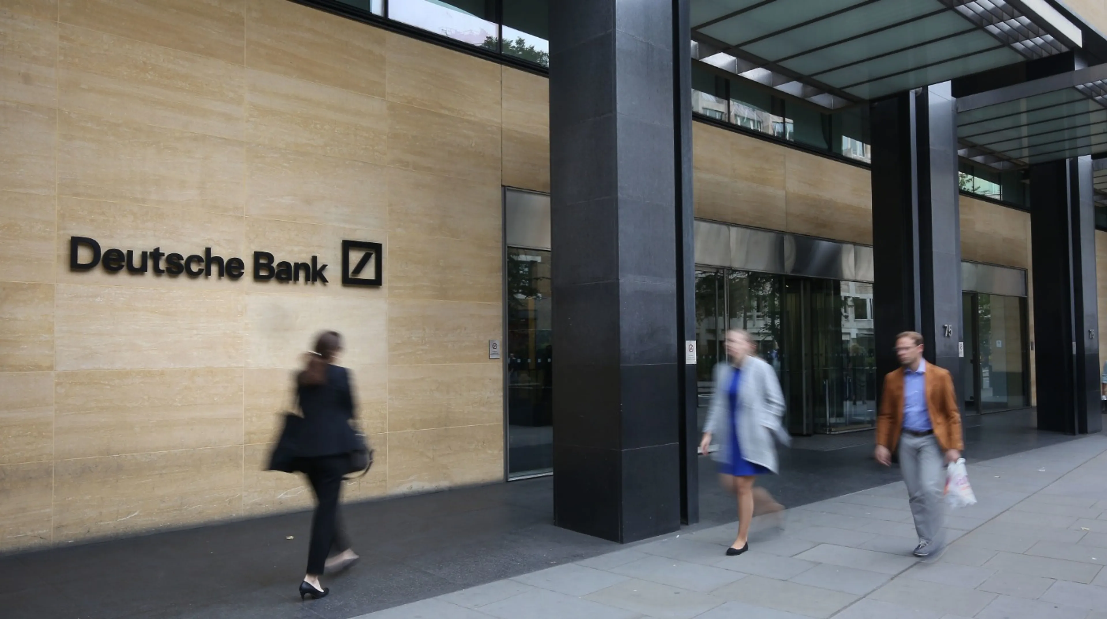 Капитал - Deutsche Bank закроет 20% отделений в Германии