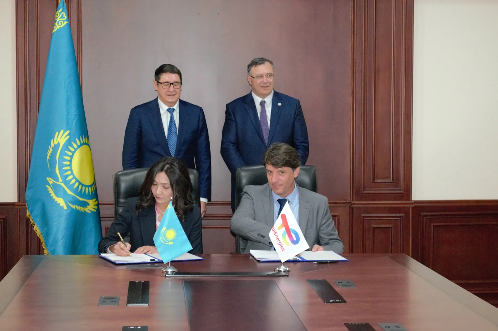 Капитал - TotalEren, Самрук-Казына и КазМунайГаз построят ветропарк в Жамбылской области