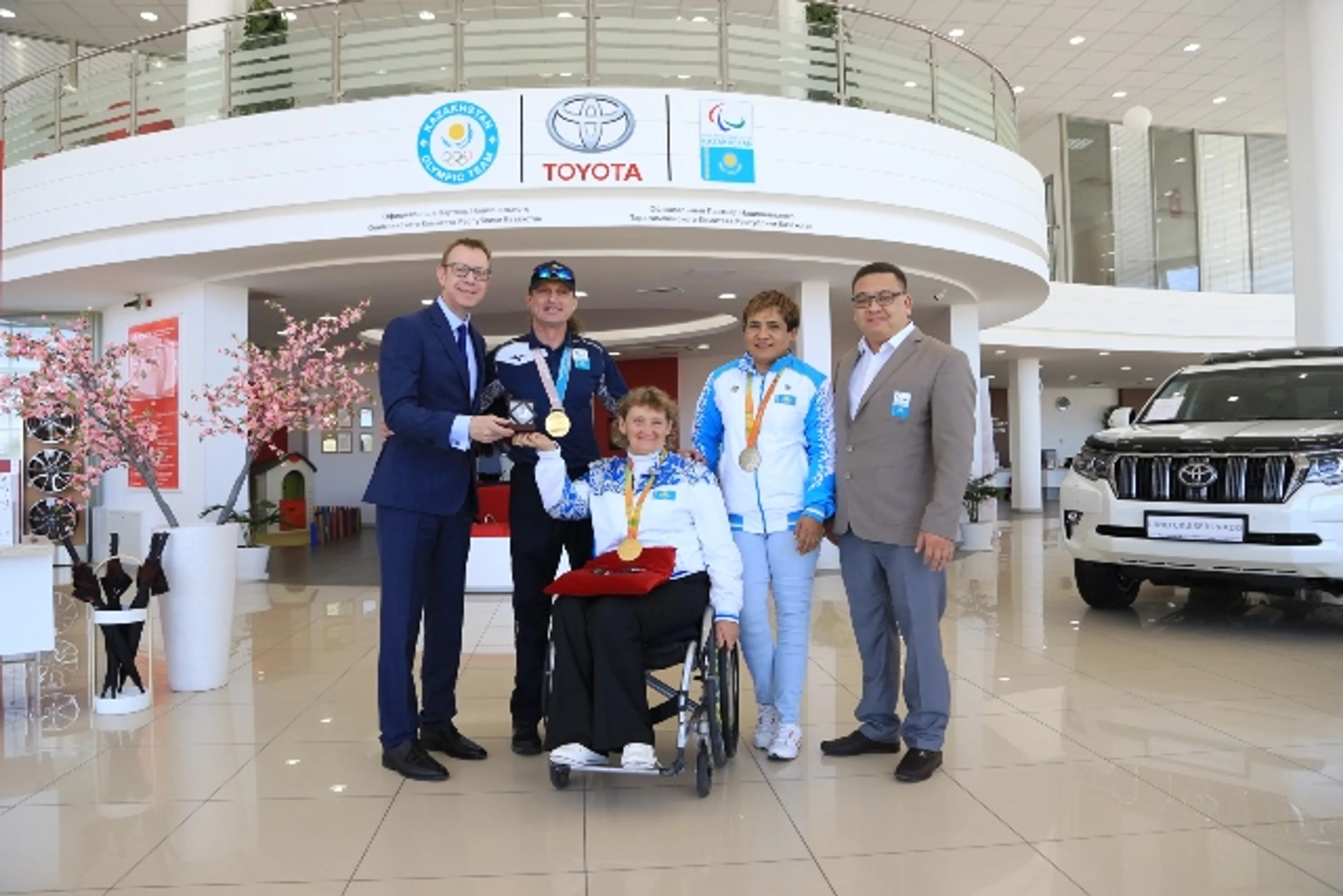 Капитал - Toyota передала 4 автобуса Национальному Паралимпийскому Комитету