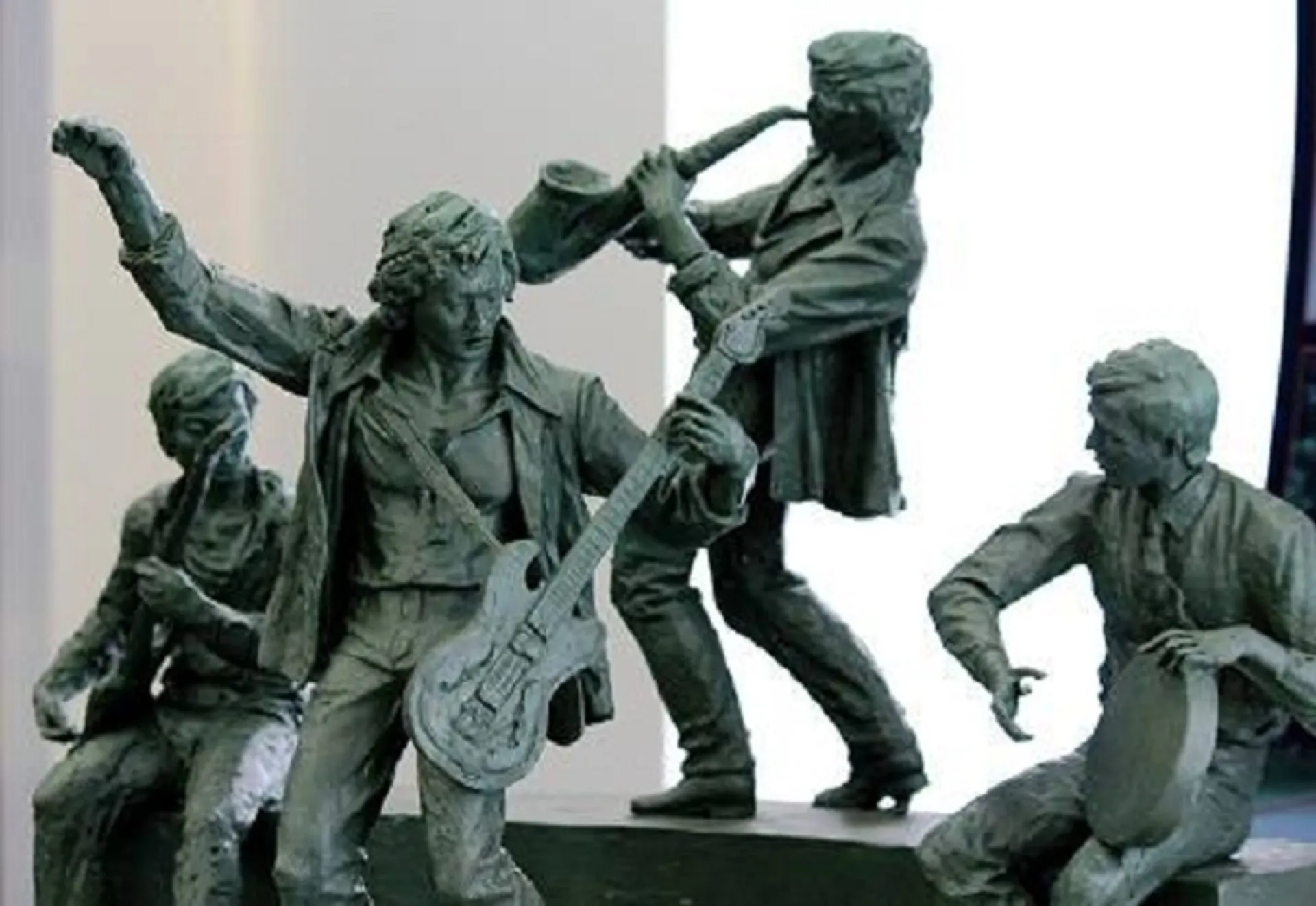 Капитал - Памятную скамейку Дос-Мукасан установят весной 2014 года