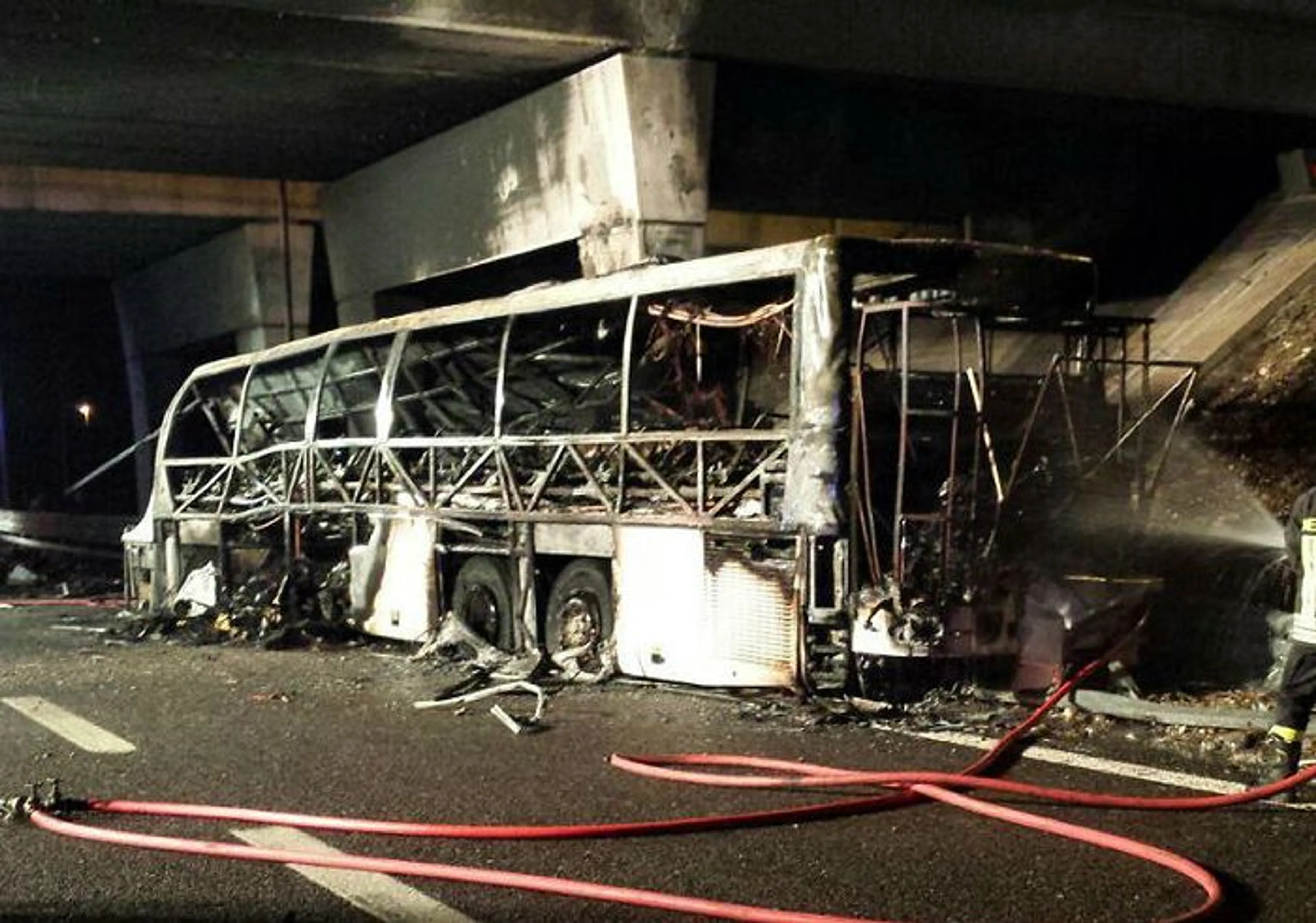 Капитал - Под Вероной сгорел автобус со школьниками