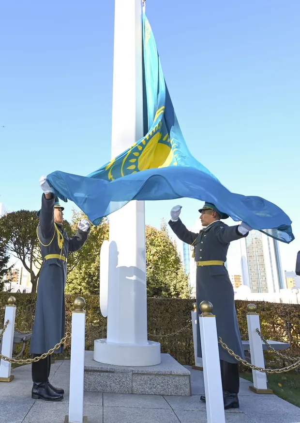 Президент РК принял участие в церемонии поднятия Государственного флага - фото kapital.kz