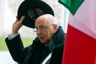 Президент Италии подает в отставку