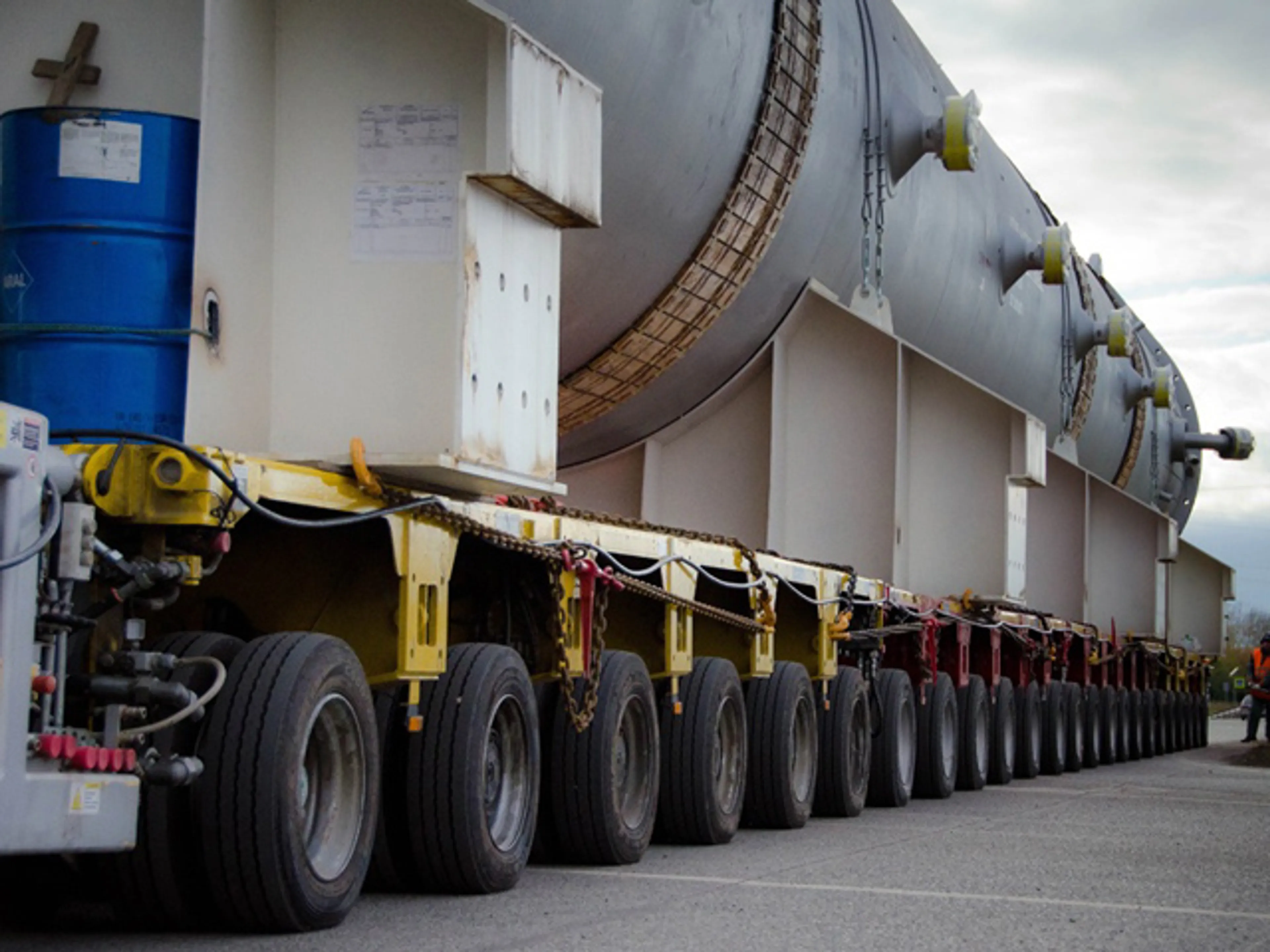 Капитал - Стальная колонна на 384 колесах