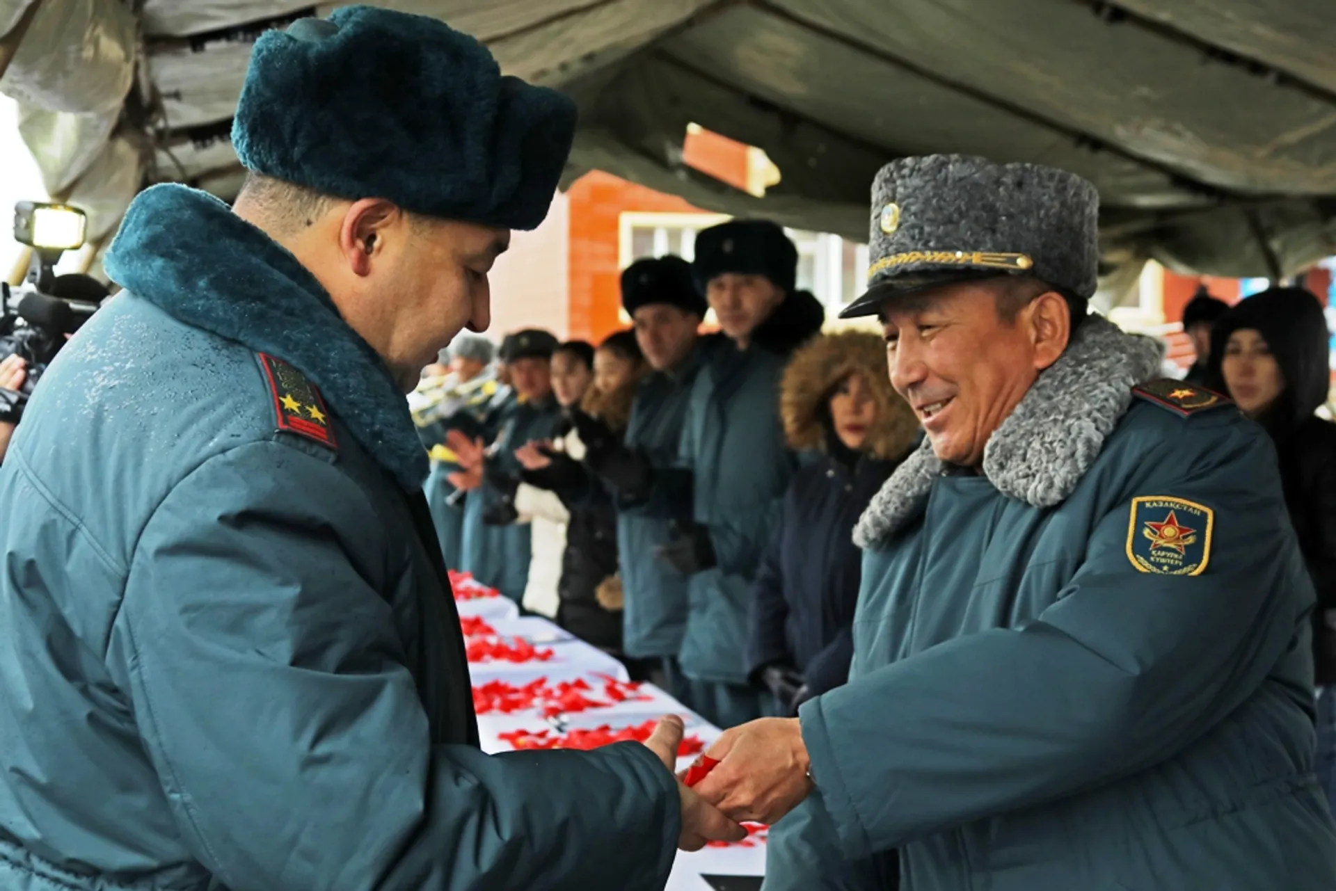 Капитал - Ключи от новых квартир получили 240 семей военнослужащих