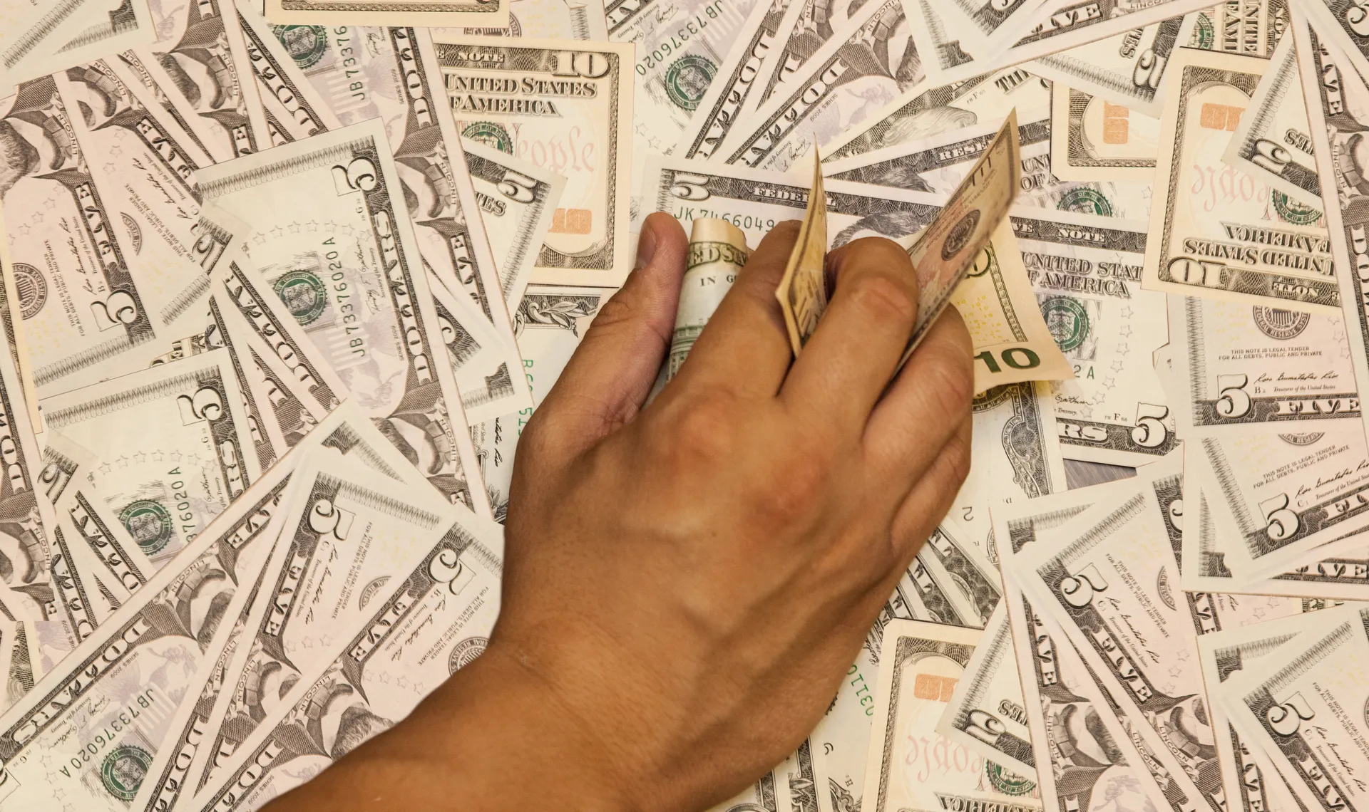 Капитал - Спекулянты ослабили курс тенге