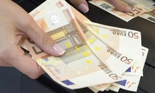 Капитал - Евро упал по отношению к доллару до самого низкого за 11 лет значения