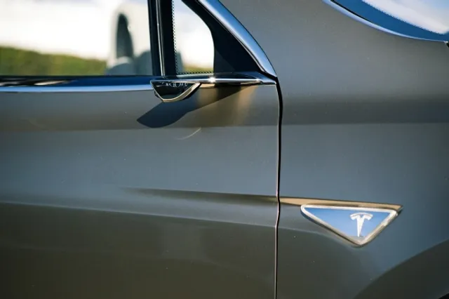 Tesla против боковых зеркал